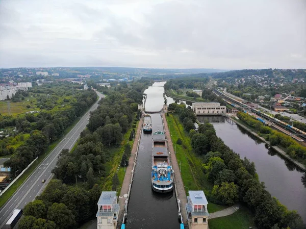 Transporte de carga en barcos fluviales a lo largo del río central de Rusia Vista aérea —  Fotos de Stock