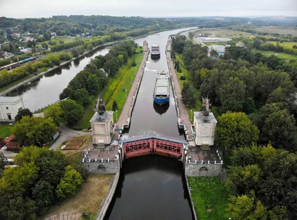 Vervoer van vracht op rivierschepen langs de centrale rivier van Rusland Luchtfoto — Stockfoto