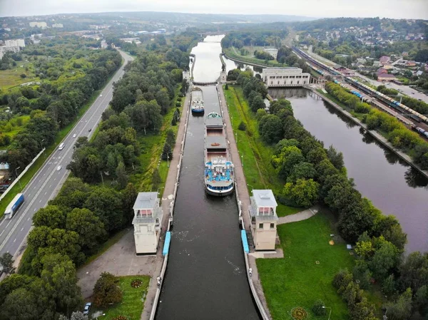 Transporte de carga en barcos fluviales a lo largo del río central de Rusia Vista aérea —  Fotos de Stock