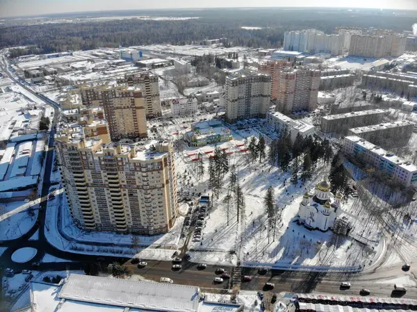 Vista aérea da bela cidade militar de Krasnoznamensk na região de Moscou no inverno no dia ensolarado — Fotografia de Stock