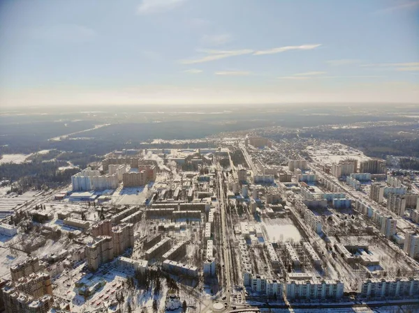 Vista aérea de la hermosa ciudad militar de Krasnoznamensk en la región de Moscú en invierno en día soleado — Foto de Stock