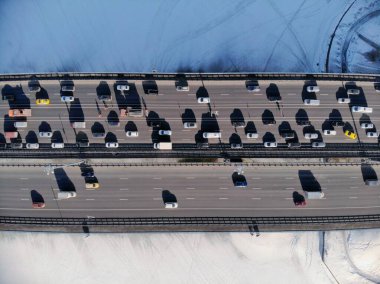 Kışın soğuk ve güneşli bir günde Leningradsky Otoyolu 'nda panoramik hava manzarası. Güzel şehir peyzajı nehri buzla kaplı. Arabalar köprüde. İHA atışı..