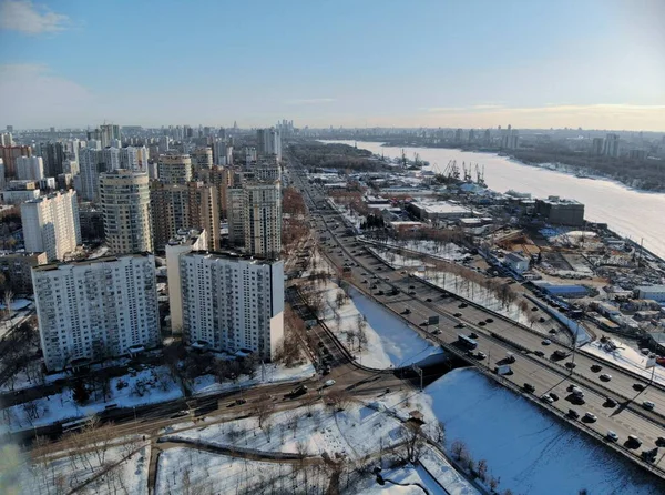 Panorama-Luftaufnahme auf dem Leningradsky Highway an einem kalten, sonnigen Tag im Winter. schöne Stadtlandschaft Fluss mit Eis bedeckt. Autos auf der Brücke beschossen. — Stockfoto