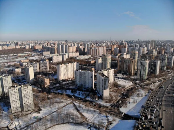Vista aérea panorâmica na Estrada Leningradsky num dia ensolarado e frio no Inverno. Bela paisagem urbana rio coberto de gelo. Carros na ponte. Drone tiro . — Fotografia de Stock