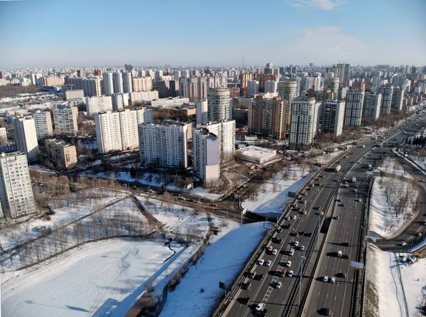 Vista aérea panorâmica na Estrada Leningradsky num dia ensolarado e frio no Inverno. Bela paisagem urbana rio coberto de gelo. Carros na ponte. Drone tiro . — Fotografia de Stock