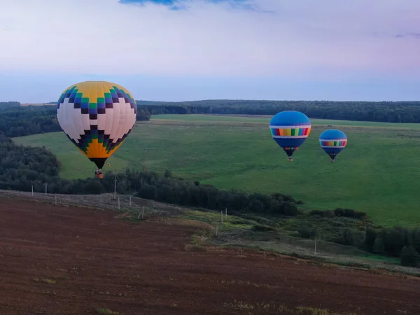 Légballonos repülések a folyó felett. — Stock Fotó