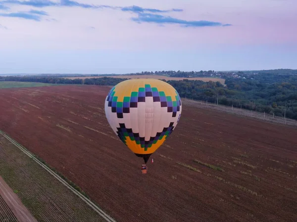 Vista aérea de voos de balões de ar acima do rio . — Fotografia de Stock