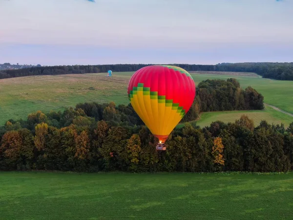 空中俯瞰河上的气球飞行. — 图库照片