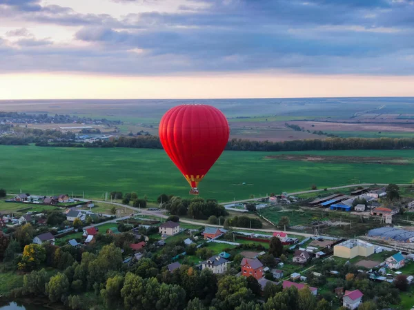 Vue aérienne des vols de ballons aériens au-dessus de la rivière . — Photo