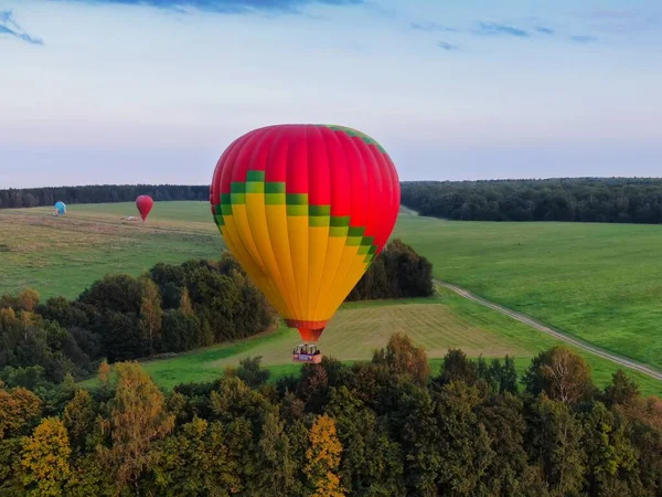 Vista aérea de los vuelos de globos aéreos por encima del río . — Foto de Stock