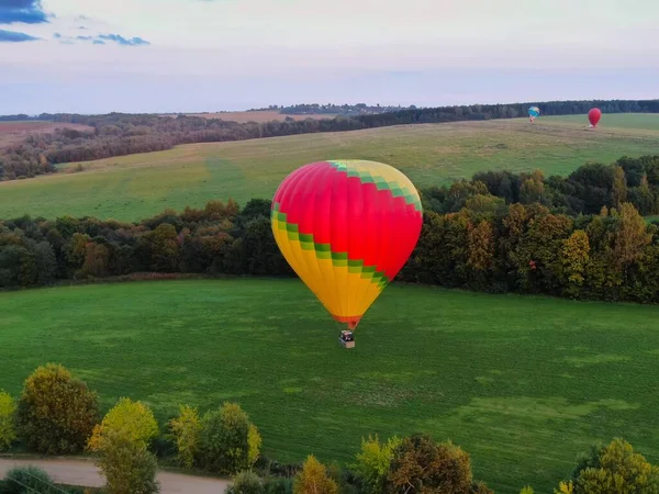 Letecký pohled na lety vzduchových balónů nad řekou. — Stock fotografie