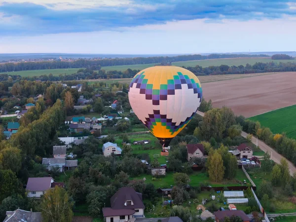 Pemandangan udara balon udara terbang di atas sungai . — Stok Foto