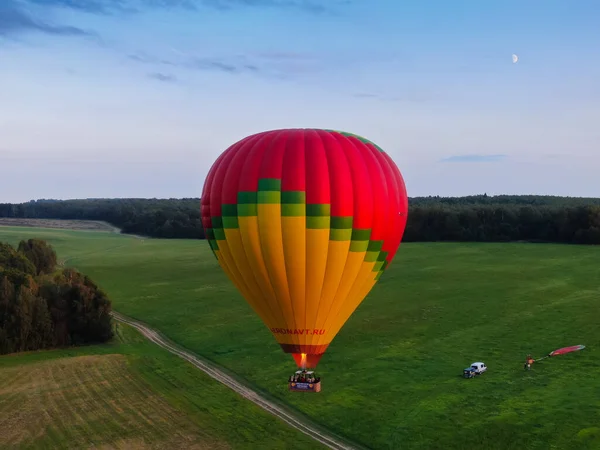 Légballonos repülések a folyó felett. — Stock Fotó