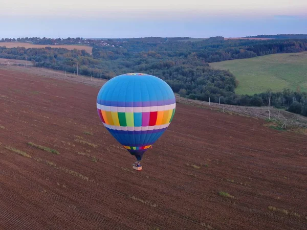Flygfoto av luftballonger flygningar över floden. — Stockfoto
