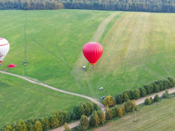 空中俯瞰河上的气球飞行. — 图库照片