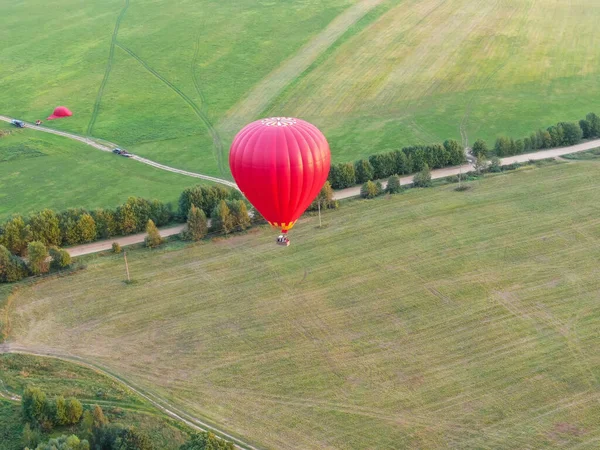 Vista aérea de los vuelos de globos aéreos por encima del río . — Foto de Stock