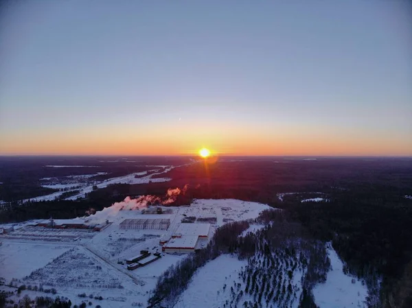 Vista aérea do nascer do sol de inverno em uma manhã clara gelada. Vista panorâmica da paisagem nevada da floresta e campos — Fotografia de Stock