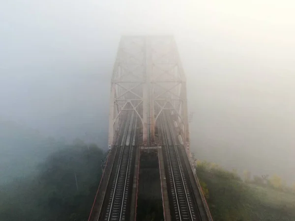 Vista aérea do voo de drone acima das nuvens ao amanhecer com nevoeiro . — Fotografia de Stock