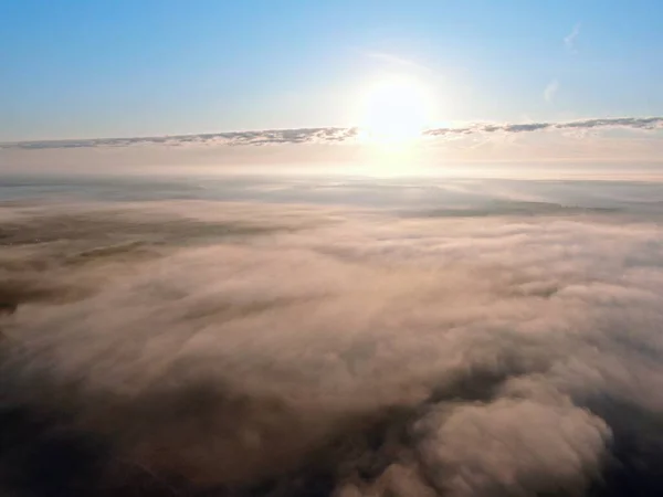 Εναέρια άποψη της πτήσης drone πάνω από τα σύννεφα την αυγή με ομίχλη. — Φωτογραφία Αρχείου