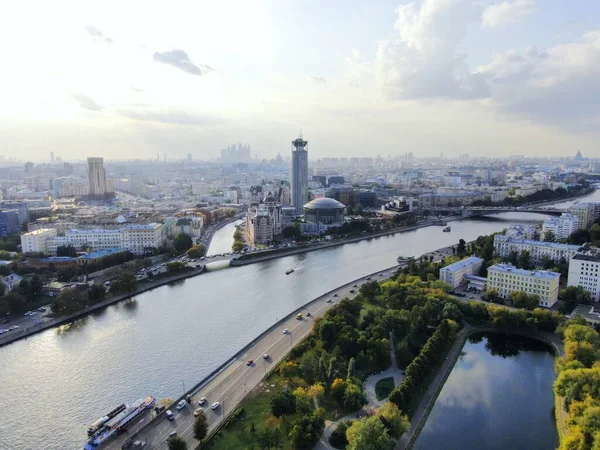 Veduta aerea del bellissimo paesaggio urbano con un bel tempo soleggiato. Navi da crociera fluviali dall'altitudine . — Foto Stock