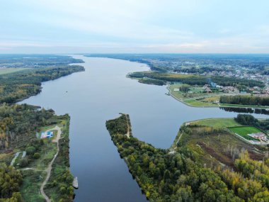 Yazın gün batımında açık havada hava manzarası güzel bir nehirdir..