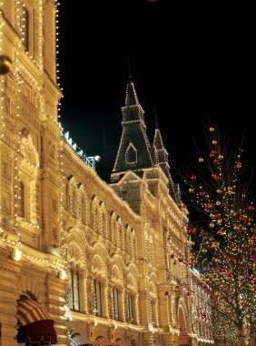 Moskova Kremlin 'inin arka planında sokaktaki Noel süsleri. Manezhnaya Meydanı 