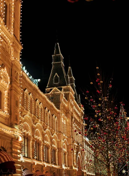 Decorazioni natalizie sulla strada sullo sfondo del Cremlino di Mosca. Piazza Manezhnaya — Foto Stock