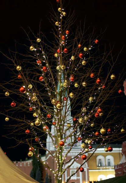 Christmas decorations on the street on the background of the Moscow Kremlin. Manezhnaya Square — Stock Photo, Image