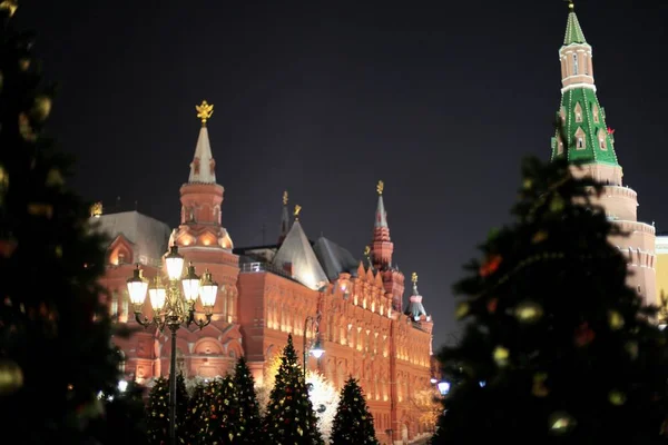 Decoraciones navideñas en la calle en el fondo del Kremlin de Moscú. Plaza Manezhnaya —  Fotos de Stock