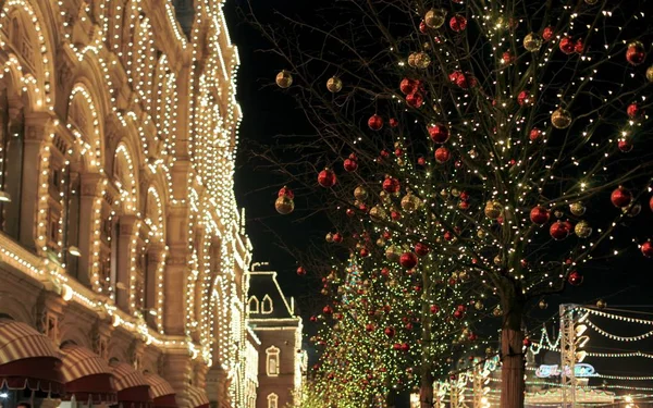 Vánoční dekorace na ulici na pozadí Moskevského Kremlu. Manezhnajské náměstí — Stock fotografie