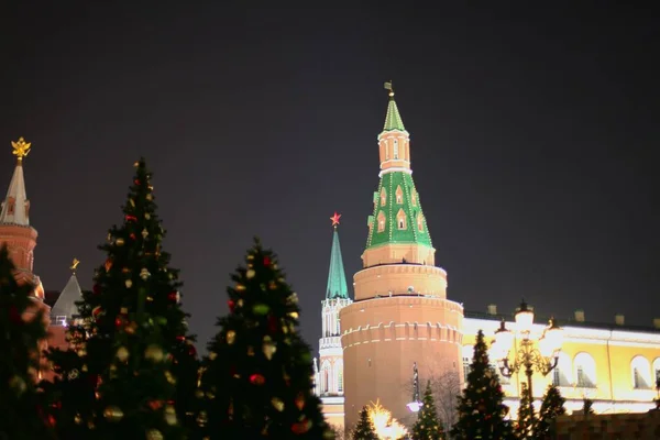 Świąteczne dekoracje na ulicy na tle moskiewskiego Kremla. Plac Manezhnaya — Zdjęcie stockowe