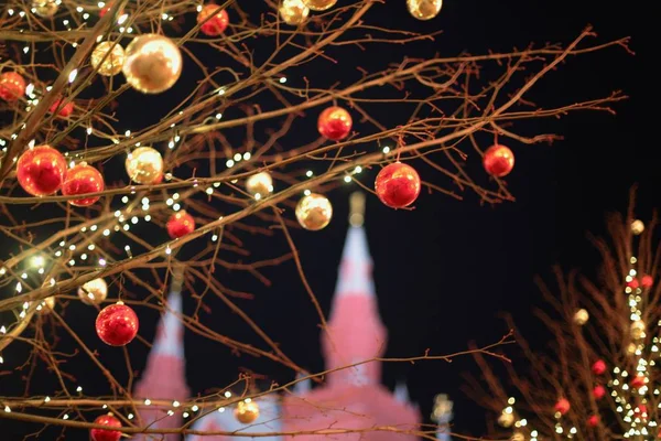 Kerstversiering op straat op de achtergrond van het Moskou Kremlin. Manezjnaja-plein — Stockfoto