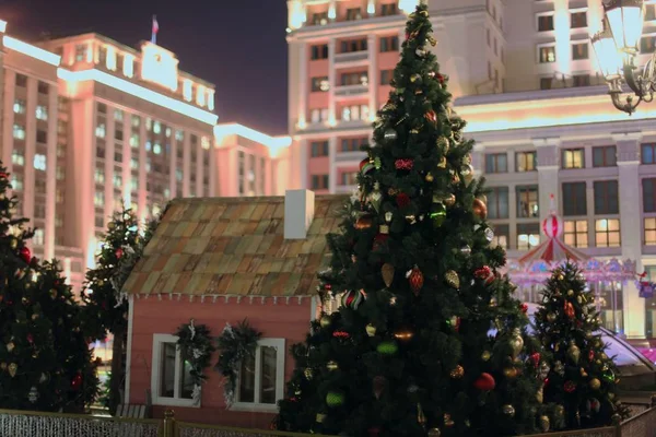 Kerstversiering op straat op de achtergrond van het Moskou Kremlin. Manezjnaja-plein — Stockfoto