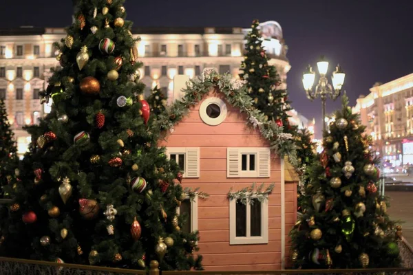 Decorazioni natalizie sulla strada sullo sfondo del Cremlino di Mosca. Piazza Manezhnaya — Foto Stock