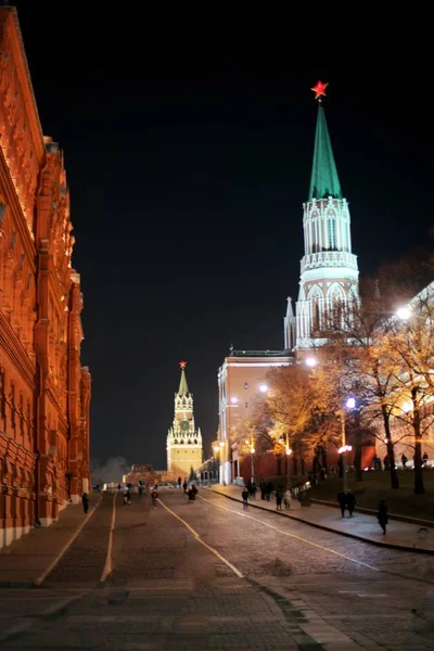 Decorações de Natal na rua no fundo do Kremlin de Moscou. Praça Manezhnaya — Fotografia de Stock