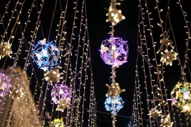 Moskova Kremlin 'inin arka planında sokaktaki Noel süsleri. Manezhnaya Meydanı 