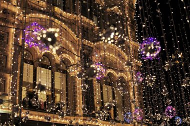 Moskova Kremlin 'inin arka planında sokaktaki Noel süsleri. Manezhnaya Meydanı 