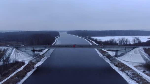 Панорама Полета Над Автодорожным Мостом Через Реку Тумане Зимой Машины — стоковое видео