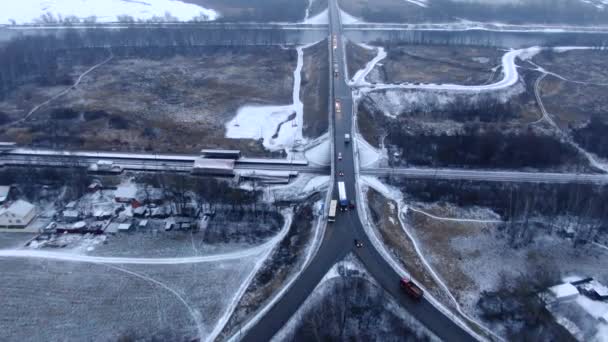 Панорама Полета Над Автодорожным Мостом Через Реку Тумане Зимой Машины — стоковое видео