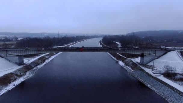 Панорама Полета Над Автодорожным Мостом Через Реку Тумане Зимой Машины — стоковое видео