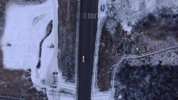 冬季在大雾中飞越河上公路桥的空中全景 汽车沿着公路过河 摄像机朝下 — 图库视频影像