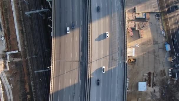 Flygfoto Stadslandskap Höghastighetsväg Med Rörliga Bilar Vacker Solig Dag Ett — Stockvideo