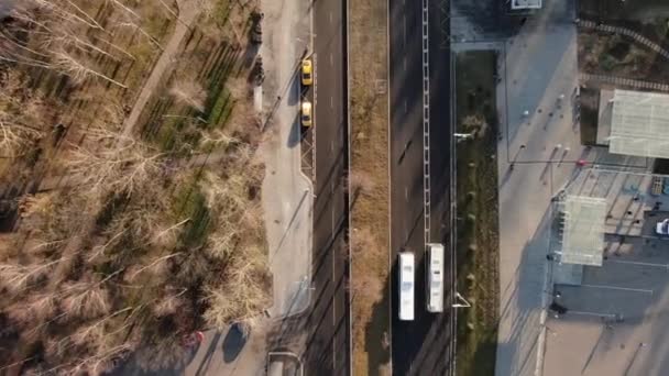 Luftaufnahme Stadtlandschaft Hochgeschwindigkeits Straße Mit Fahrenden Autos Einem Schönen Sonnigen — Stockvideo