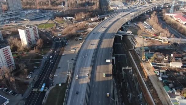 Luftaufnahme Stadtlandschaft Hochgeschwindigkeits Straße Mit Fahrenden Autos Einem Schönen Sonnigen — Stockvideo