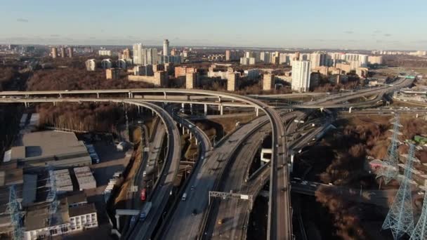 Luftaufnahme Stadtlandschaft Hochgeschwindigkeits Straße Mit Fahrenden Autos Einem Schönen Sonnigen — Stockvideo