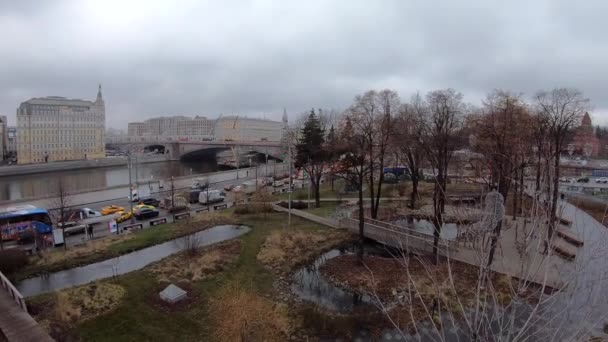 Timelapse Ruchu Samochodów Moskiewskim Nabrzeżu Moskwie Widokiem Kreml Widok Góry — Wideo stockowe