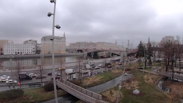 Timelapse Ruchu Samochodów Moskiewskim Nabrzeżu Moskwie Widokiem Kreml Widok Góry — Wideo stockowe