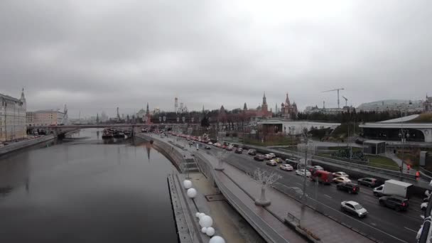 Timelapse Traffico Auto Sul Argine Mosca Mosca Con Vista Sul — Video Stock