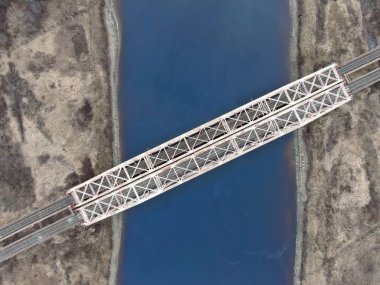 Nehir üzerindeki demiryolu köprüsünün hava manzaralı manzarası. İnsansız hava aracıyla güzel doğal manzara