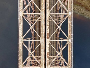 Nehir üzerindeki demiryolu köprüsünün hava manzaralı manzarası. İnsansız hava aracıyla güzel doğal manzara